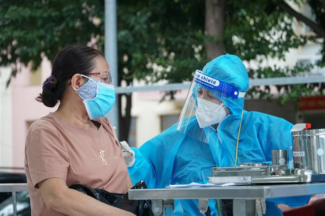 A medical staff works at Go Vap district (Photo: VNA)