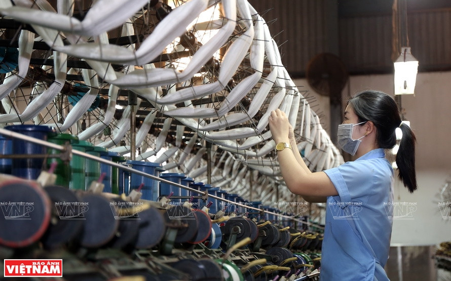 Bao Loc silk is made on advanced production lines. (Photo: VNA)