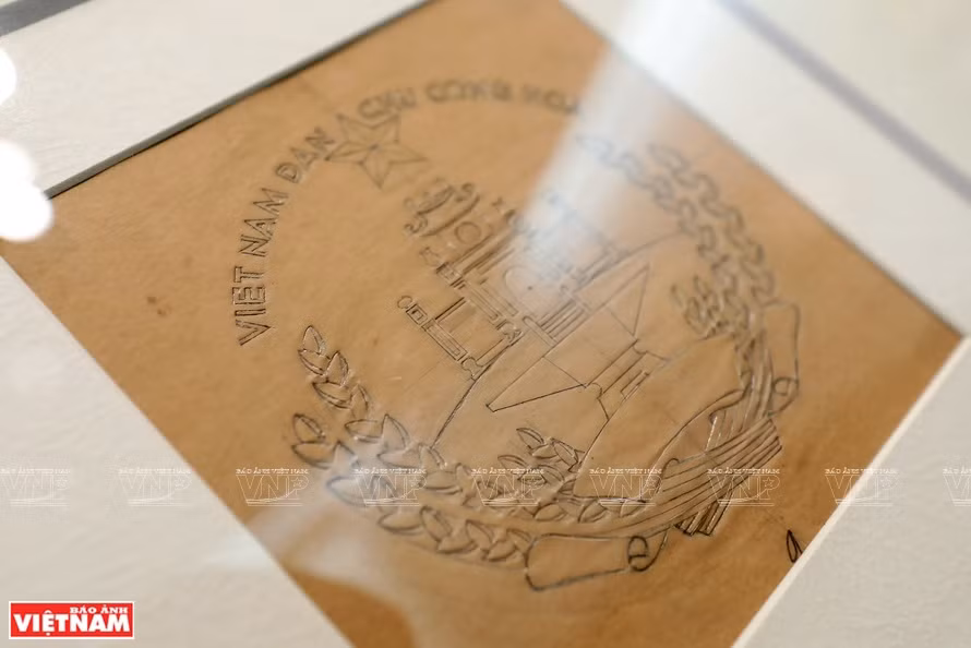 112 original sketches of the national emblem, designed by artist Bui Trang Chuoc (1915-1992) are introduced to the public in celebration of the 76th anniversary of the August Revolution and National Day (September 2). (Photo: VNA)