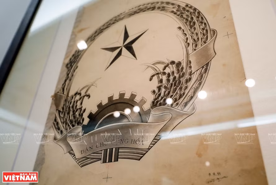 Of his 112 sketches of the national emblem, from general to detailed, 15 were submitted to the Prime Minister in October 1954 for a final decision. (Photo: VNA)