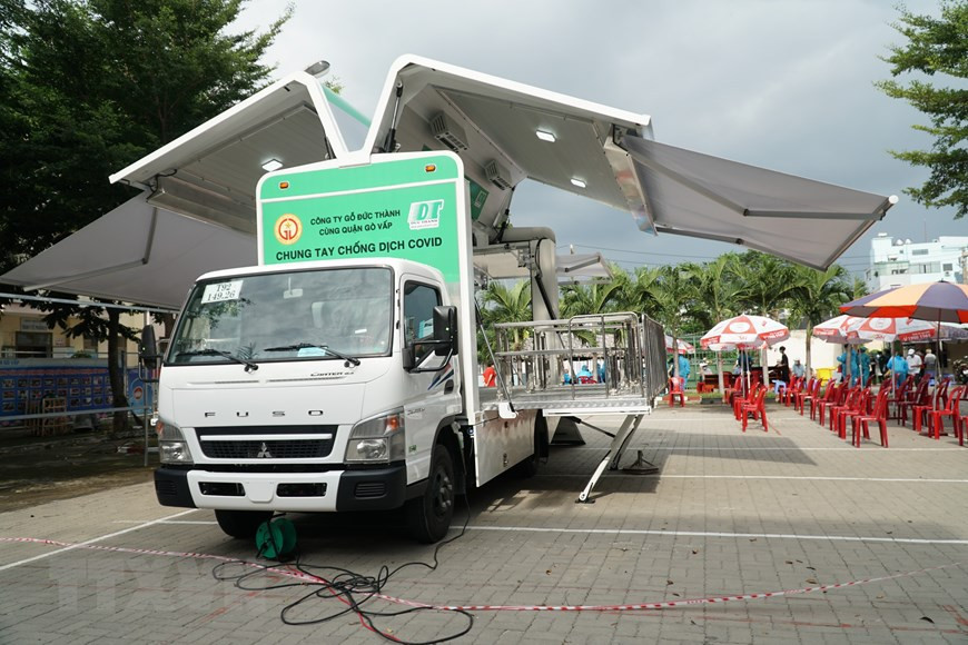 A mobile vaccination vehicle serves the elderly at Go Vap District. (Photo: VNA)