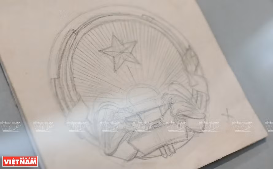 Sketches of Vietnam’s national emblem designed by artist Bui Trang Chuoc (1915-1992) are on display at the exhibition. (Photo: VNA)
