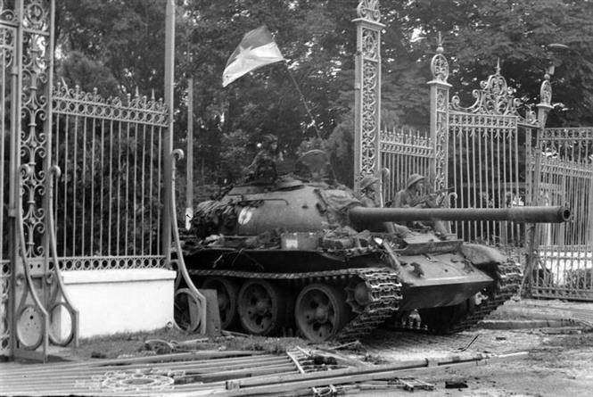 A liberation army tank crashes through the gates of the Independence Palace in Saigon on April 30, 1975. The taking of the palace marked the fall of the US-backed regime during the resistance war against the US. (Photo: VNA)