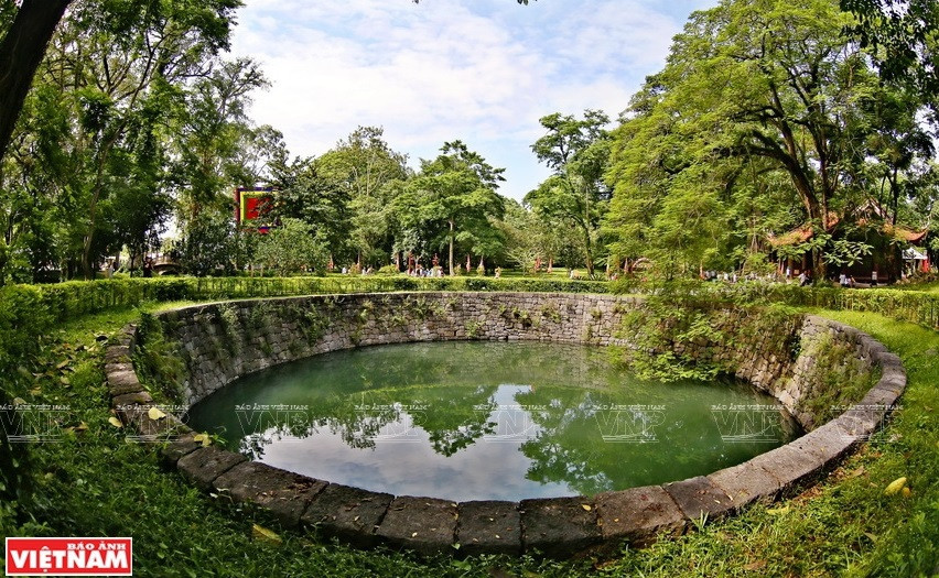 Fifty metres away from the bridge is a large ancient well that used to be a lotus swamp. The well provided water for the whole citadel in the past. (Photo: Vietnamplus)