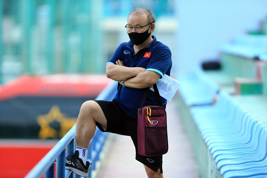 Coach Park Hang-seo observes the players to prepare tactics for upcoming games. (Photo courtesy of VFF)