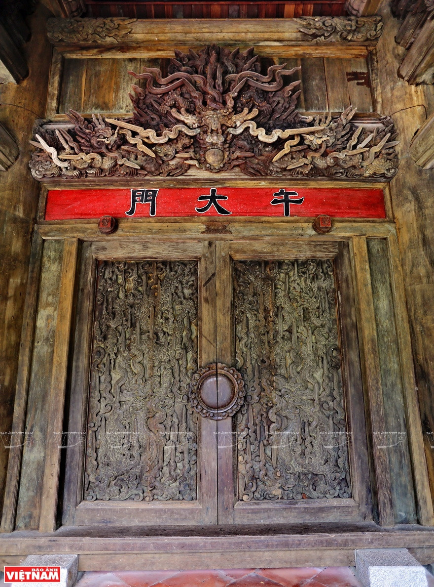 Lam Kinh attracts local and foreign visitors not only for its original oriental architecture but also the mysterious legends about the tombs of the emperors of the Le Dynasty. . (Photo: Vietnamplus). 
