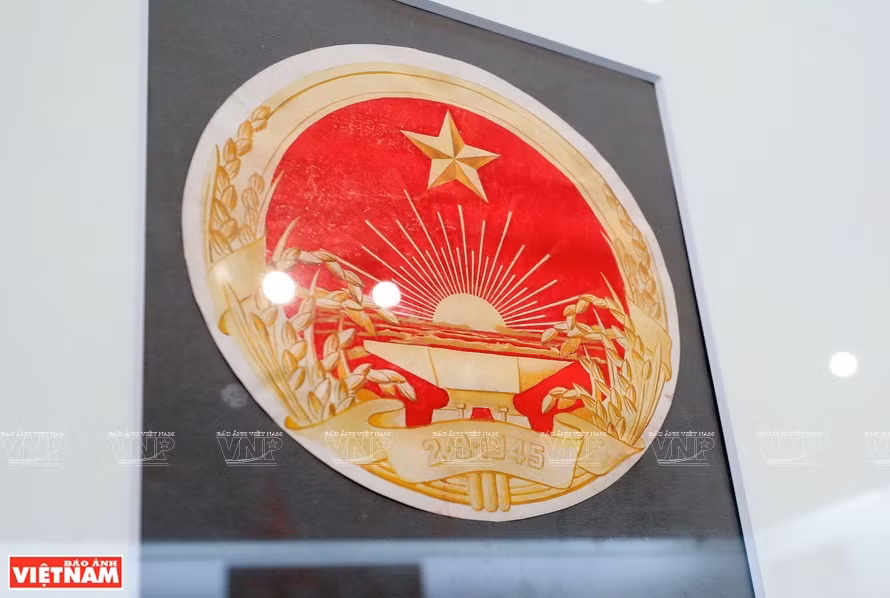 The national emblem is circular in shape. In the middle of a red background is a five-pointed gold star encircled by rice ears, below which is half a cogwheel and the inscription “Cong hoa xa hoi chu nghia Viet Nam” (Socialist Republic of Vietnam). (Photo: VNA)