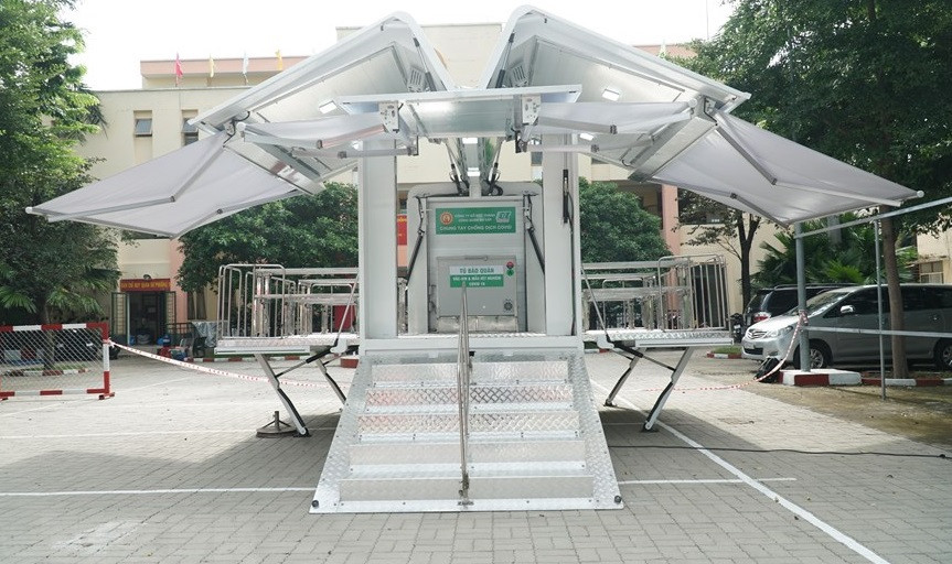 The mobile COVID-19 vaccination vehicle is used to assist senior citizens in Ho Chi Minh City. (Photo: VNA)