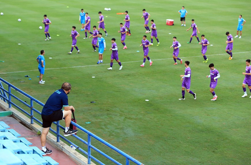 Coach Park Hang-seo observes the players to prepare tactics for upcoming games. (Photo courtesy of VFF)