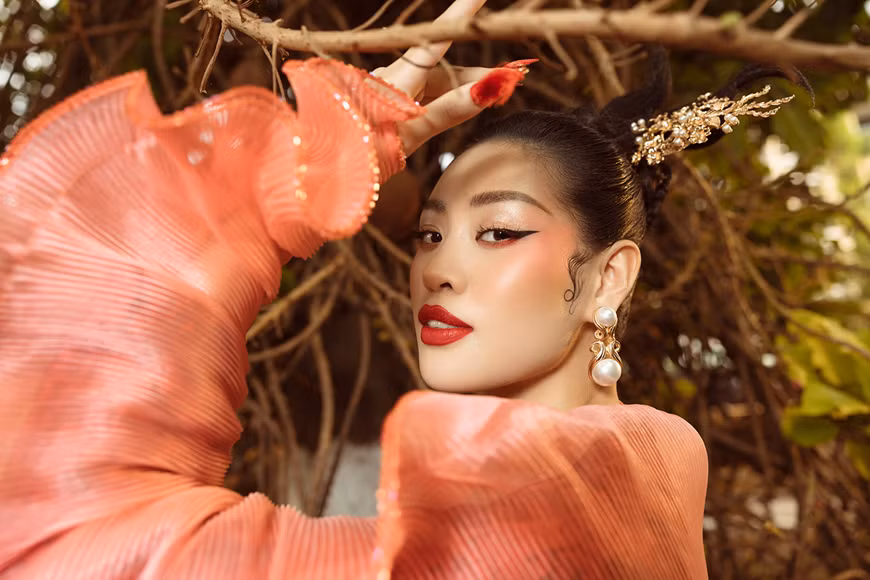And she looked mysteriously beautiful in her new Spring greetings. (Photo: VNA)