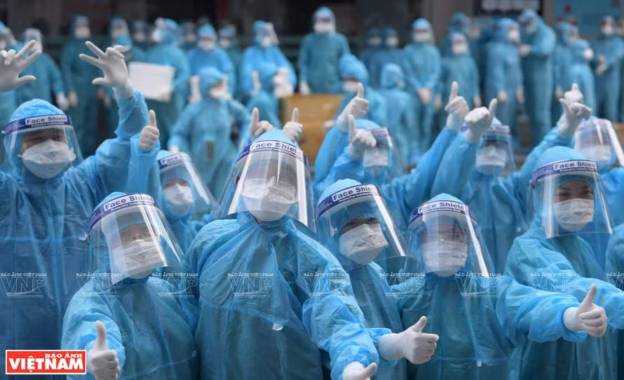 Doctors and nurses across the nation join hands in the fight against COVID-19. (Photo: VNA)