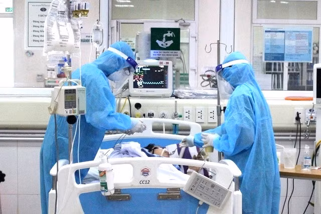 Doctors of the National Hospital for Tropical Diseases treat severe COVID-19 patients. (Photo: VNA)