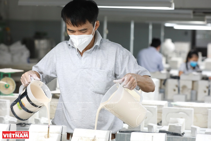 Moulding the tigers. (Photo: VNP/VNA)