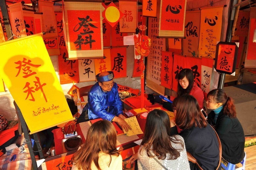 The custom does not only reflect Vietnamese people’s respect for knowledge but helps preserve a time-honoured activity as well. The meaningful characters written on special papers have become the symbol of good luck, worshipping objects for thousands of years in Vietnam. (Photo: VNA) cho ảnh