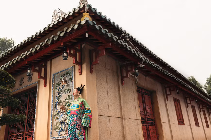 Inspired by the brightness and colour of the early days of the new year, Khanh Van had a series of photos taken while wearing an ao dai designed by Thuy Nguyen, with two artistic concepts imbued with the Spring atmosphere. (Photo: VNA)