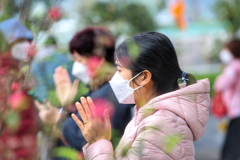 For Vietnamese people, the pagoda is a place of peace for their souls and minds after days of hard work. (Photo: VNA)