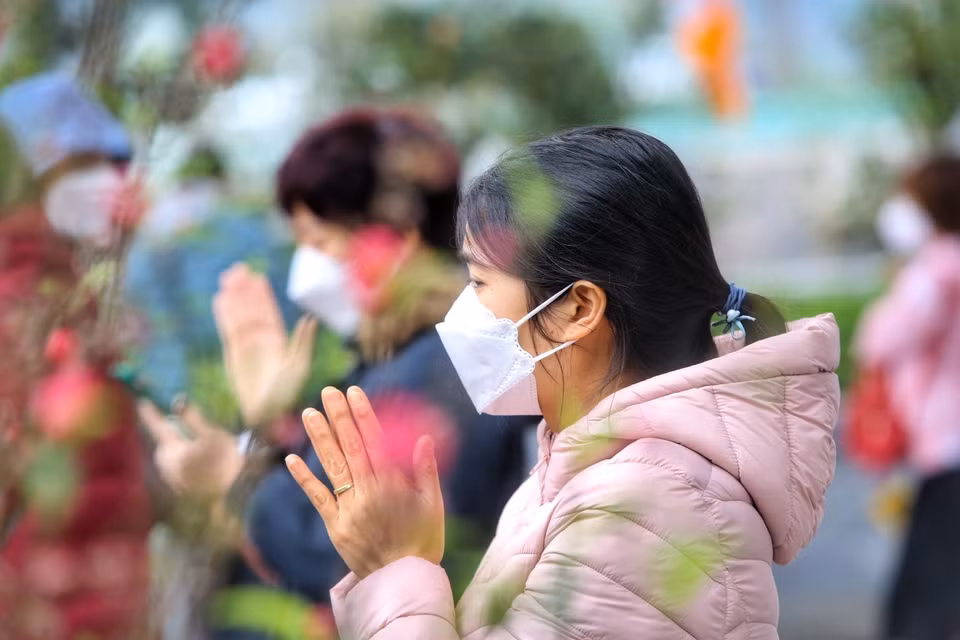 For Vietnamese people, the pagoda is a place of peace for their souls and minds after days of hard work. (Photo: VNA)