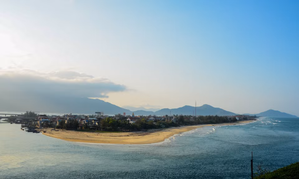 Endowed with over 10km long beach sloping gently to the pure water sea to shape an arc with the long and beautiful sand, Lang Co is a quiet note for a summer escape. (Photo: VNA)
