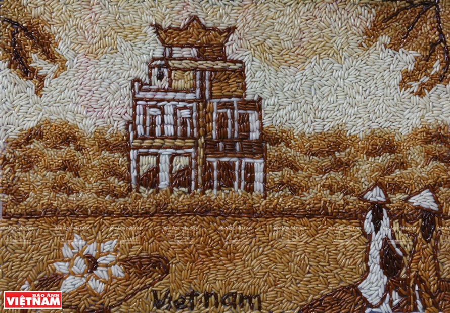 The topics of rice painting are varied: Portrait rice painting, landscape rice painting, calligraphy rice painting and religious rice painting.(Photo: VNP/VNA)