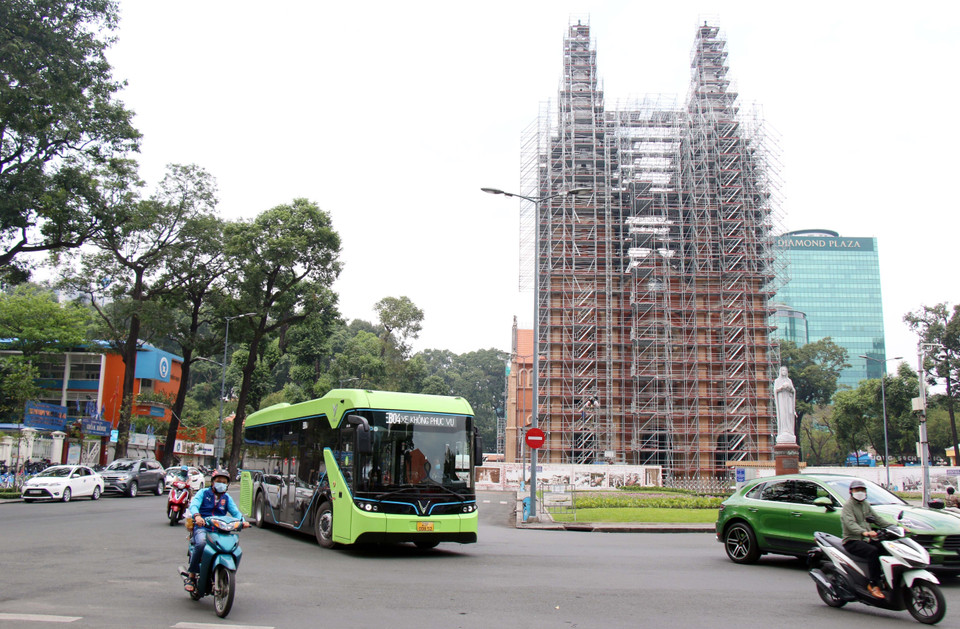 It is one of the five electric-bus routes to be piloted in the southern economic hub for a duration of two years, with the plan recently approved by the municipal People’s Committee. (Photo: VNA) 