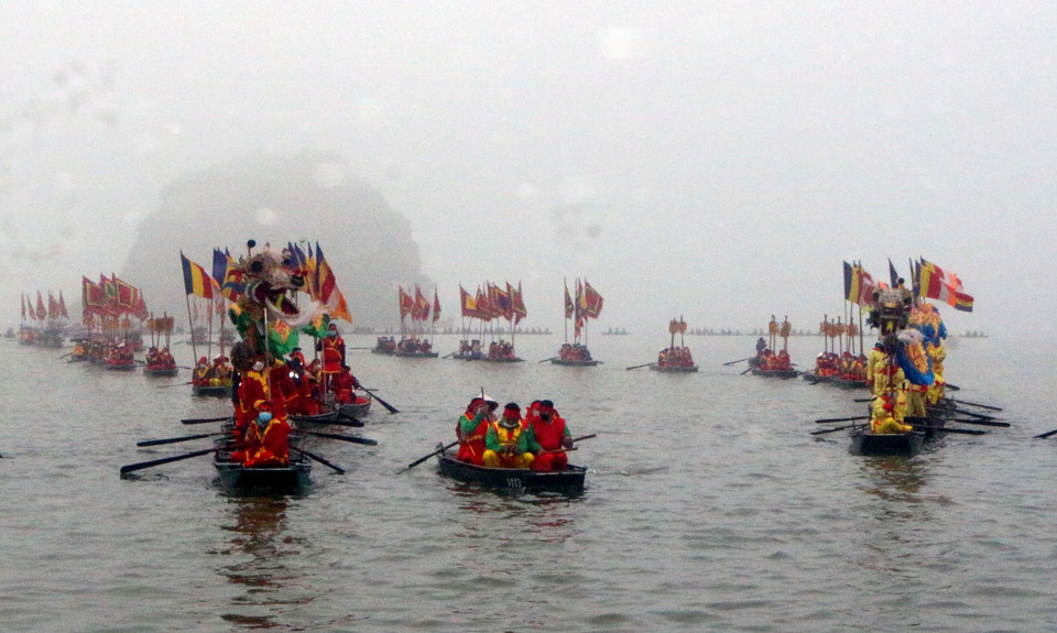 The sacred water procession at Tam Chuc Lake, within Tam Chuc Pagoda, attracts thousands of participants. (Photo: VNA)