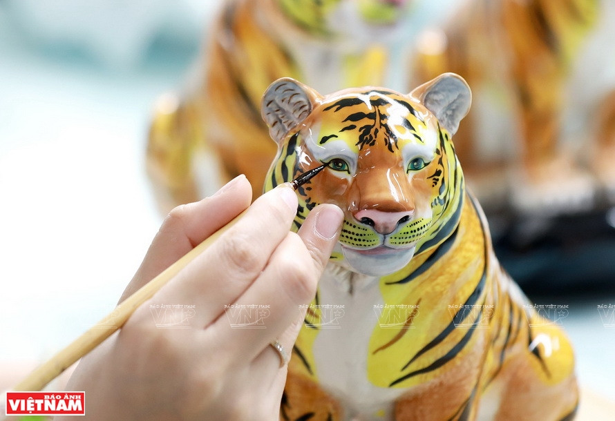 The details of this thrifty tiger are hand-painted, giving it a more vivid look. (Photo: VNP/VNA)