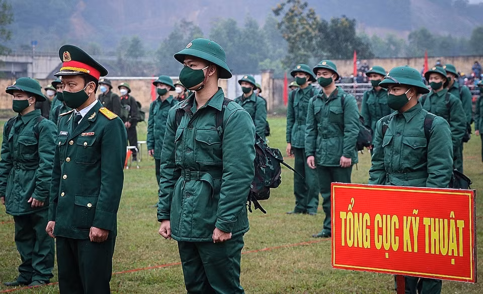 Young people set off for military service in Hanoi (Photo: VNA)