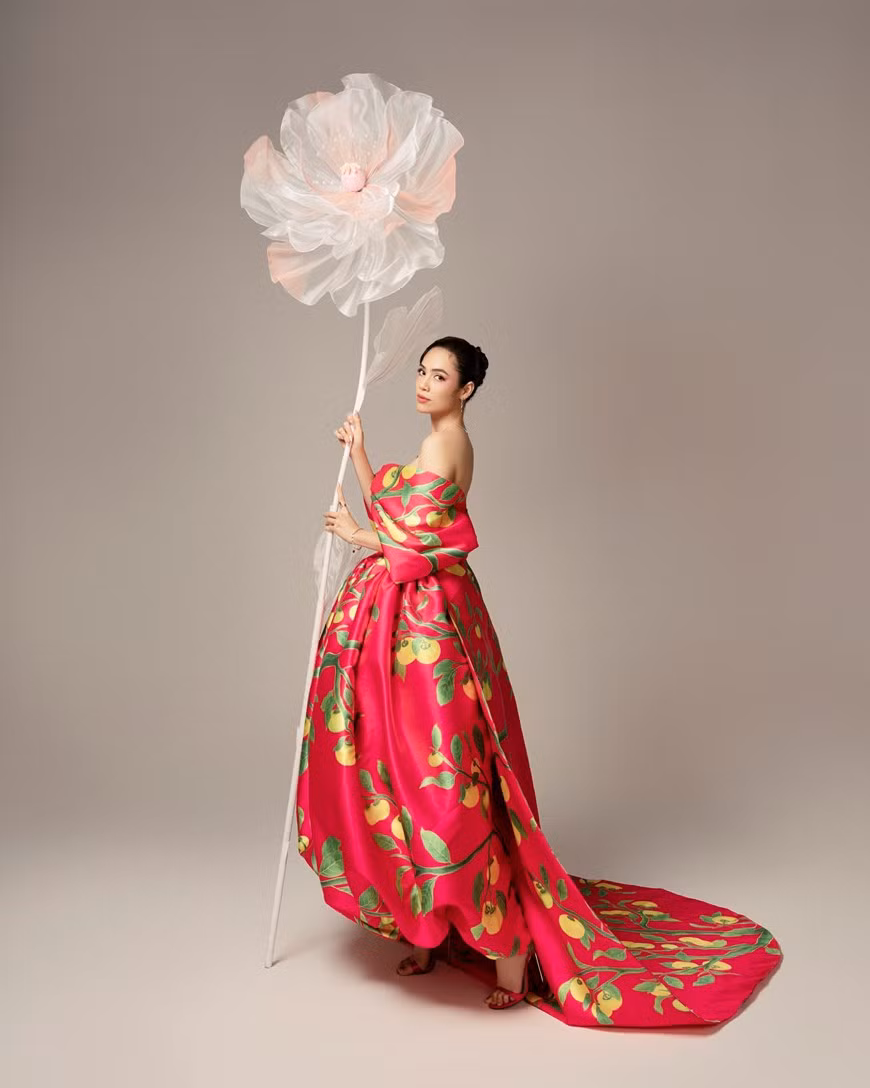 See the brilliant beauty of the “family” of Miss Universe Vietnam celebrating the new Spring. (Photo: Vietnamplus)