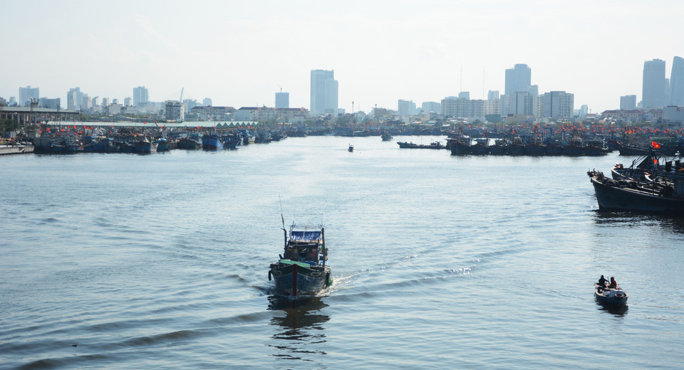 A fishing boat at Tho Quang port, the central city of Da Nang, starts a new offshore fishing season after Tet. (Photo: VNA)