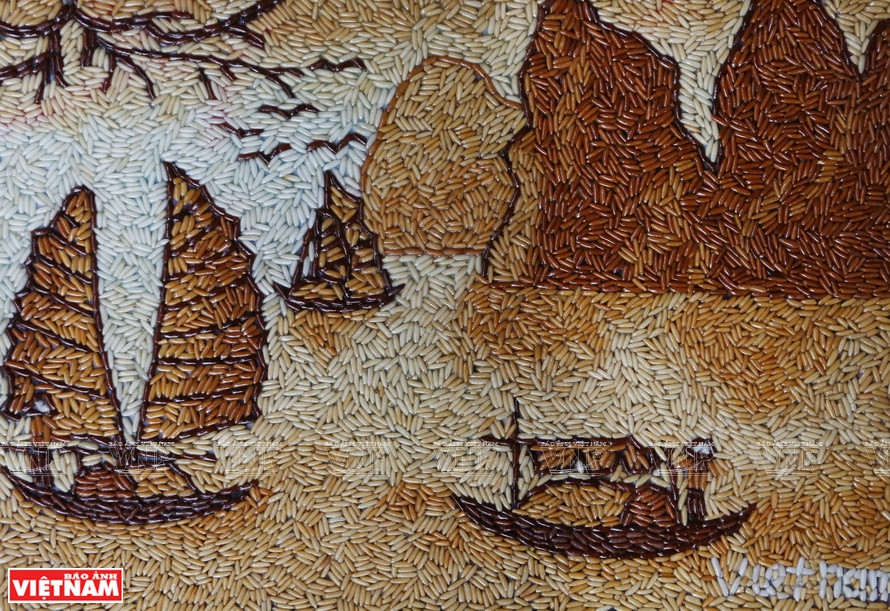 What makes a rice painting unique is the color harmony, the arrangement of the rice grains, and the attractive display.(Photo: VNP/VNA) 