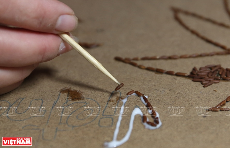 Then, the artist has to sketch an outline of the picture on a wooden block. (Photo: VNP/VNA)
