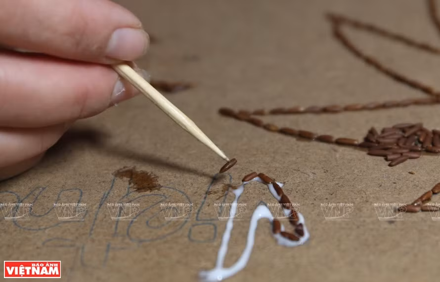 Then, the artist has to sketch an outline of the picture on a wooden block. (Photo: VNP/VNA)