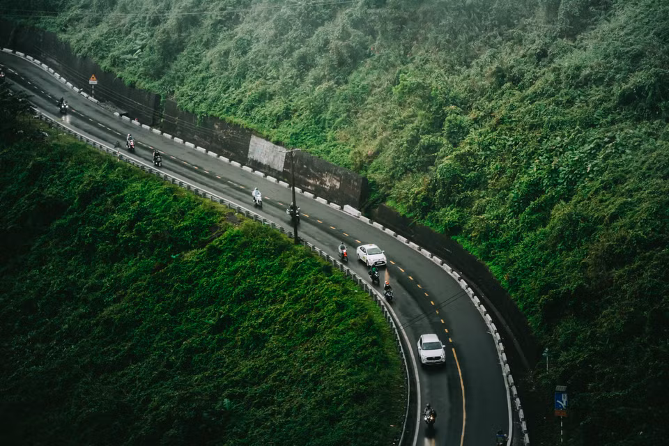 In 2021, Hai Van Pass had been named among the 10 most beautiful drives in the world by renowned US magazine Travel + Leisure. (Photo: VNA)