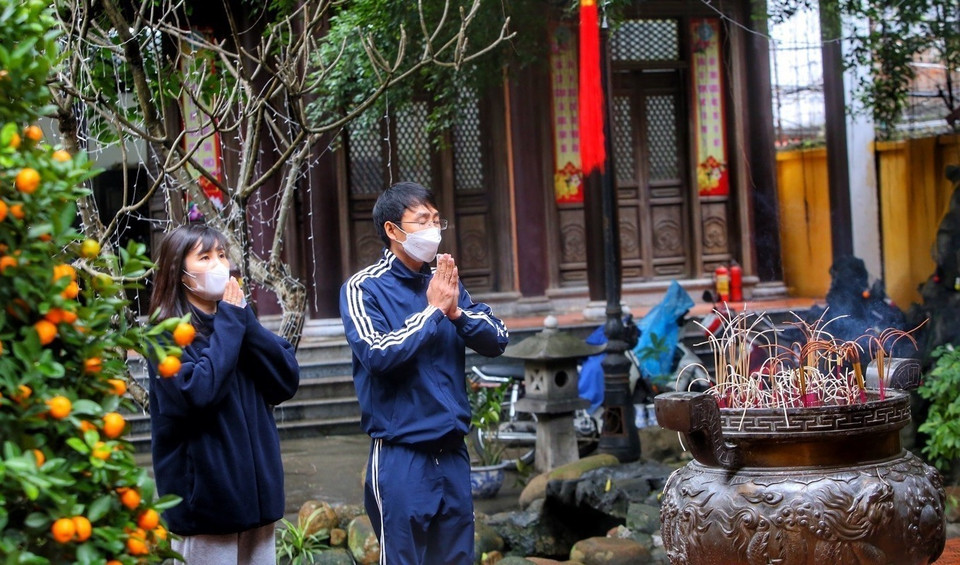 People pray for good luck and peace in the first moments of the new year. (Photo:VNA)
