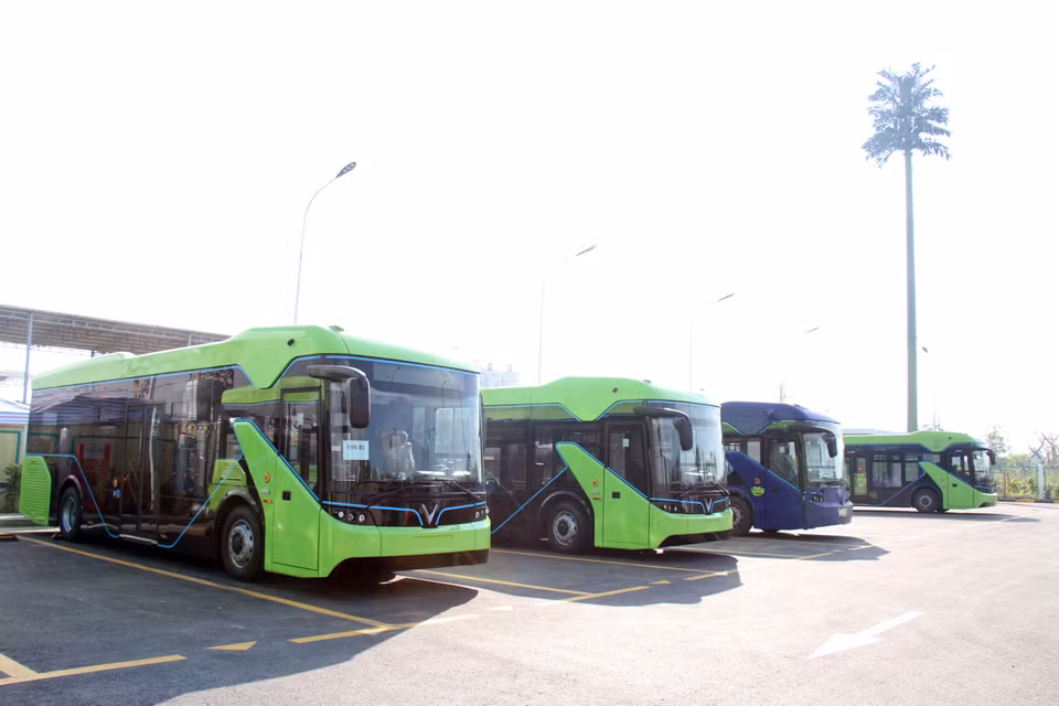 About 77 electric buses would be used, with each having a capacity of 65-70 passengers. (Photo: VNA)