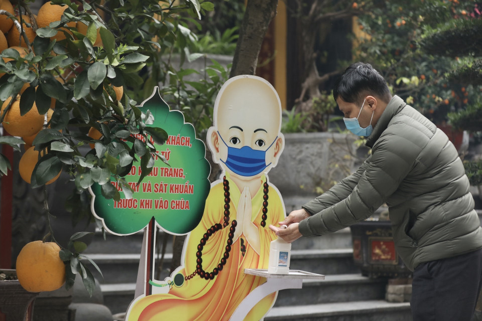 Pilgrims follow safety protocol in Lunar New Year pagoda visits (Photo: VNA)