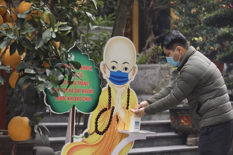Pilgrims follow safety protocol in Lunar New Year pagoda visits (Photo: VNA)