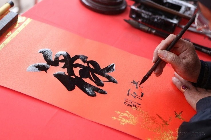 Calligraphy giving is a special traditional custom in Vietnam that originated from the art of writing beautifully. Like many other Vietnamese traditions, no one can tell exactly where and when it began, but anyone can tell its importance and cultural value. (Photo: VNA)