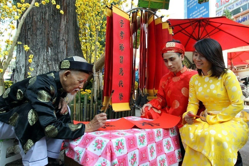 If you visit Vietnam on Tet, let’s fall in line with the local animated atmosphere, visit calligraphers at Van Mieu, Hanoi or Pho Ong Do in HCM City, and ask for the script you like and then wait to see whether your wishes come true. (Photo: VNA)