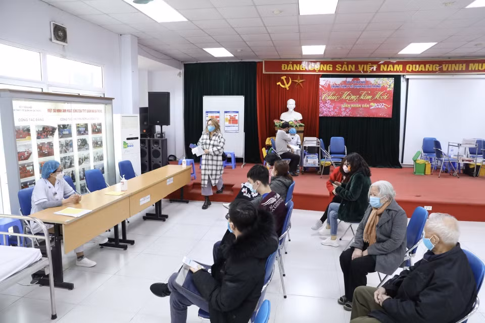 According to the Ministry of Health, the number of COVID-19 cases, including infections of the Omicron variant, may rise strongly during the upcoming Lunar New Year Festival and this year’s festive season, putting high pressure on the health care system. (Photo: VNA)