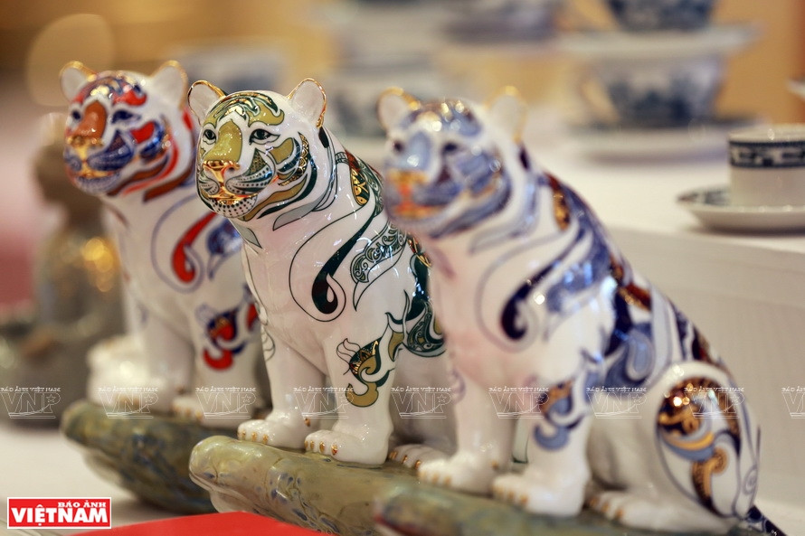Minh Long's tiger figurines are entirely manually made and come in a range of sizes and colours. (Photo: VNP/VNA)