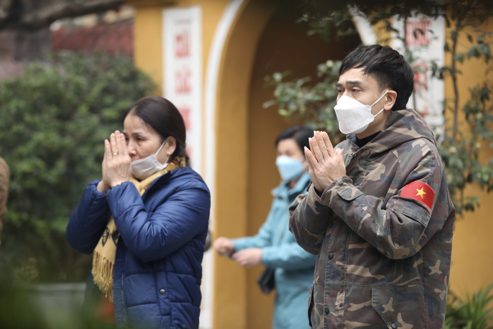 Many people go to a pagoda to say goodbye to the old year and welcome in the new year. (Photo: VNA)