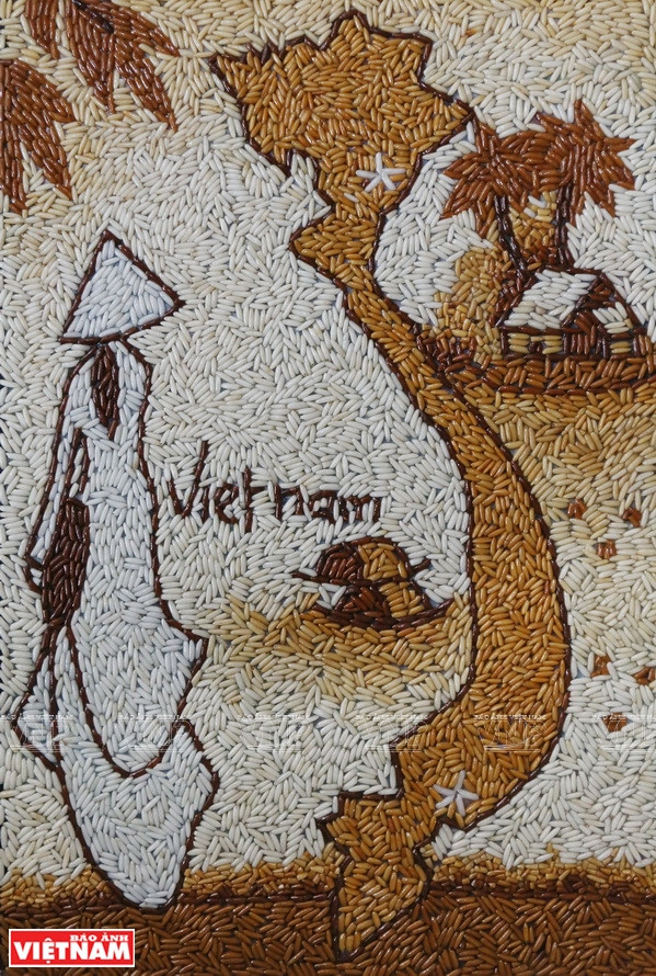 Because of the diversity in theme, foreign visitors can easily choose a picture of rice as a gift.(Photo: VNP/VNA)