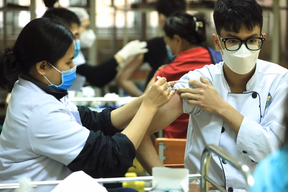 A health worker administers a dose of vaccine in Hanoi. The Ministry of Health expects that the Spring vaccination campaign will help reduce the number of fatal cases and enable the reopening of schools in a safe manner. (Photo: VNA)
