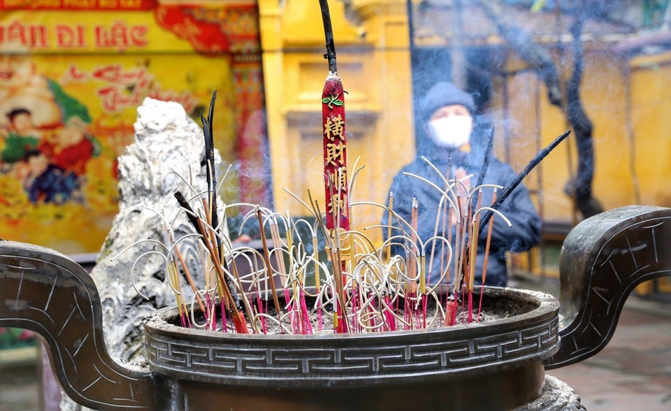 Vietnamese people believe that going to the pagoda is not only to pray for good things for the coming year but is also the time for everyone to be reminded of the spirit life after the hardy months earning a living. (Photo: VNA)