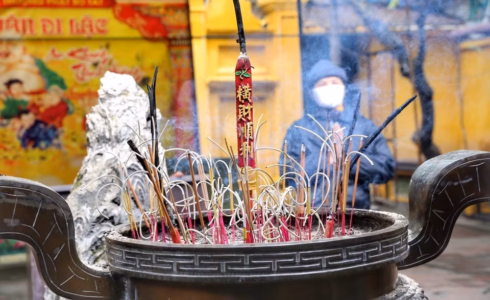 Vietnamese people believe that going to the pagoda is not only to pray for good things for the coming year but is also the time for everyone to be reminded of the spirit life after the hardy months earning a living. (Photo: VNA)