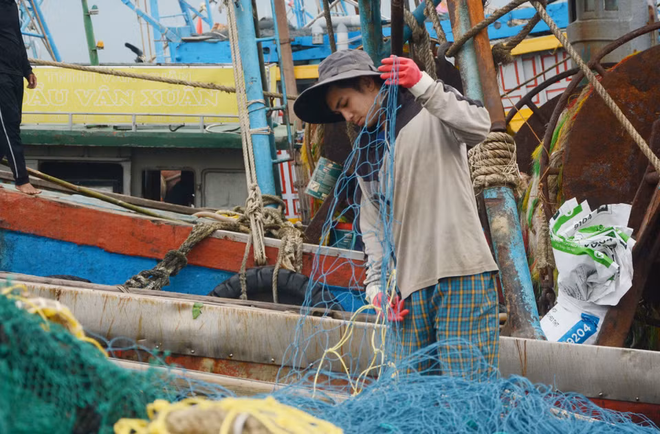 A fisherman in the central city of Da Nang prepares for their offshore fishing after Tet.(Photo: VNA)