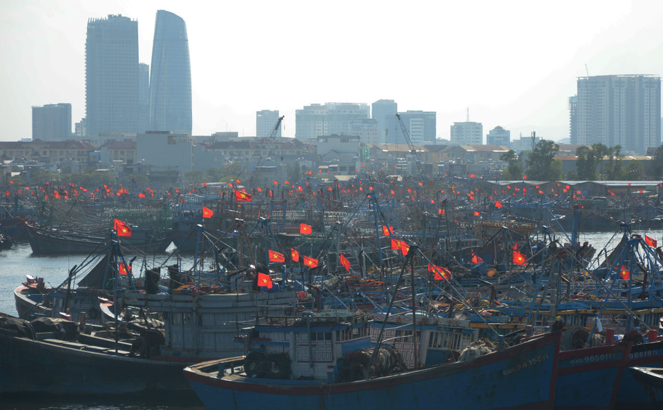 Hundreds of national flags are hung by the fishermen on the bow of the ship as the pride of Vietnamese fishermen on every journey to the sea. (Photo: VNA)