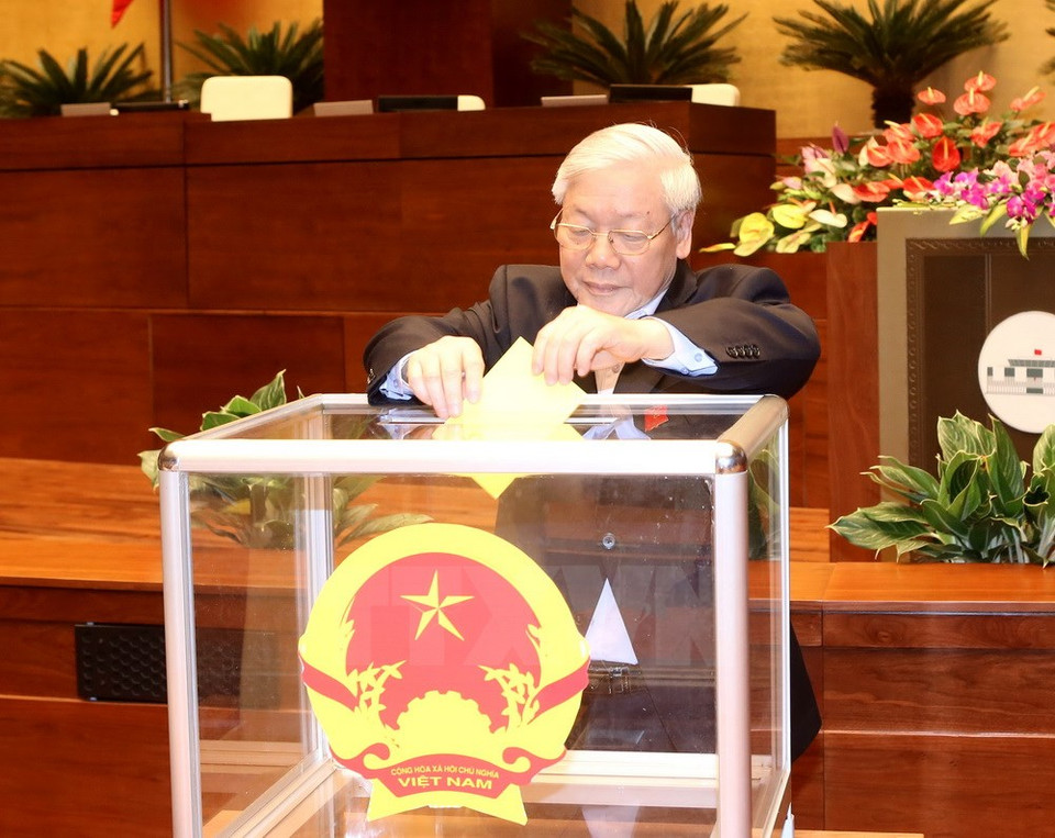 Party General Secretary Nguyen Phu Trong votes on the Presidency at a plenary session of the 13th National Assembly's 11th meeting on April 2 (Photo: VNA)