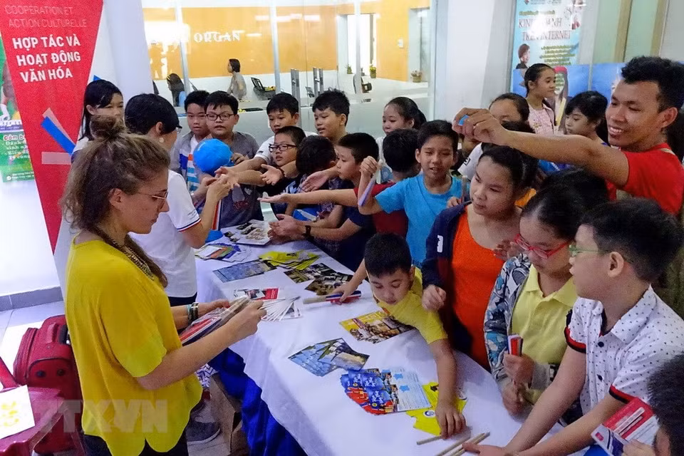 The event attracts a large number of children and youngsters (Photo: VNA)